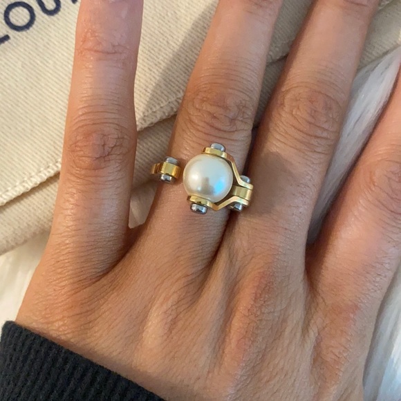 Louis Vuitton Pearl and Gold Ring - Picture 2 of 7